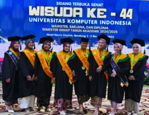 Wisuda ke-44 Semester Genap TA 2024/2025 UNIKOM Berlangsung Sukses dan Penuh Kebanggaan